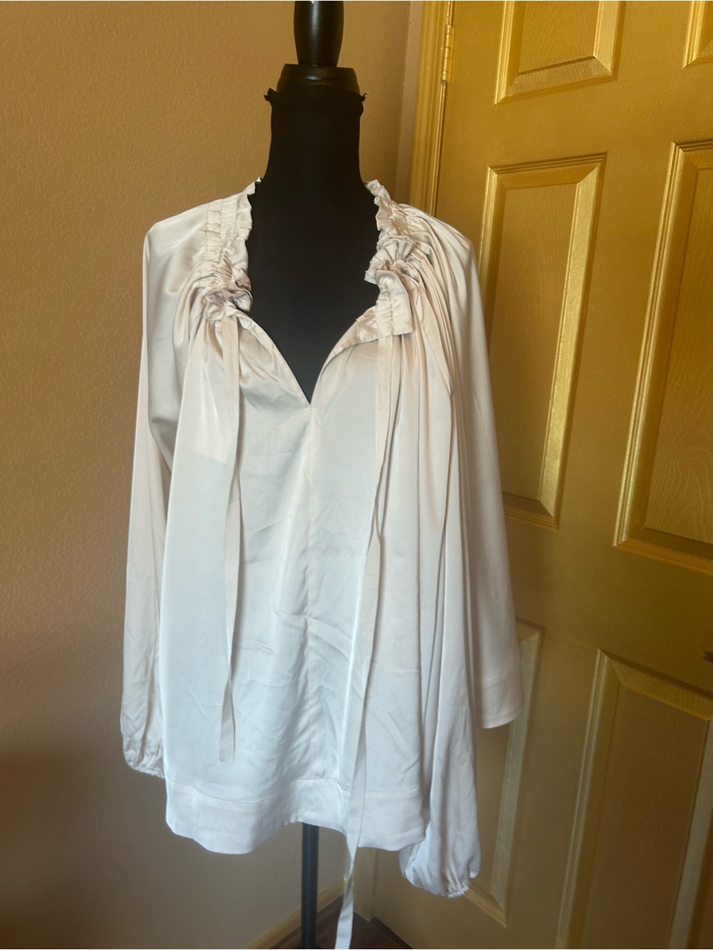 H & M creme blouse NWT